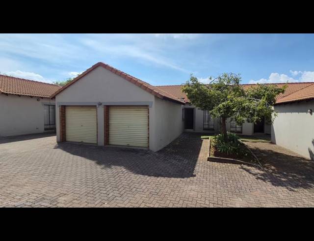 2 BEDROOM TOWNHOUSE FOR SALE IN MONAVONI
